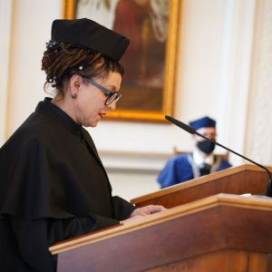 Olga Tokarczuk podczas uroczystości nadania jej tytułu doktora honoris causa UW, 23 lutego 2022 roku