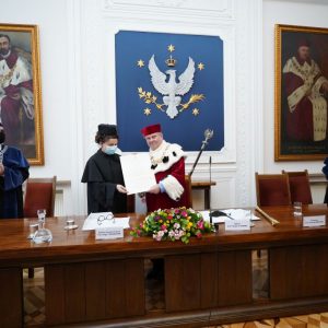 Uroczystość nadania Oldze Tokarczuk tytułu doktora honoris causa UW, 23 lutego 2022 roku. Fot. Mirosław Kaźmierczak/UW