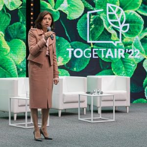 Prof. Ewa Krogulec, prorektor UW ds. rozwoju, podczas szczytu klimatycznego TOGETAIR 2022, 20 kwietnia 2022 roku. Fot. TOGETAIR
