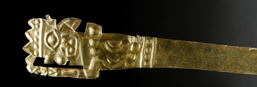 Złota dekoracja nakrycia głowy znaleziona w jednym z grobów w Galerii Elitarnych Rzemieślników. Fot. Miłosz Giersz