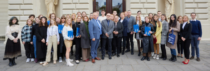 Prorektor UW ds. współpracy i spraw pracowniczych prof. dr. hab. Sambor Grucza wraz z uczestnikami programu „Solidarni z Ukrainą”. Fot. Krystian Szczęsny