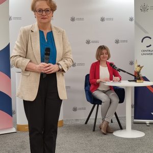 Ogłoszenie wyników III Dyktanda Uniwersytetu Warszawskiego, 9 grudnia 2022 r. Na zdjęciu: prof. Katarzyna Kłosińska oraz dr Barbara Pędzich. Źródło: CWiD UW.