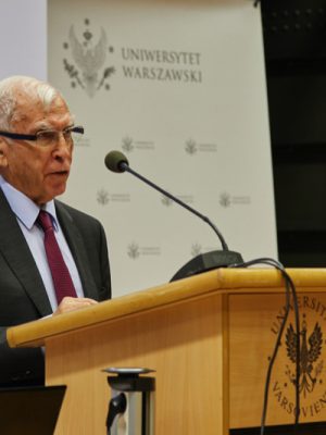 "8 wykładów na Nowe Tysiąclecie" z prof. Adamem D. Rotfeldem, 28.02.2023. Fot. Krystian Szczęsny/UW.