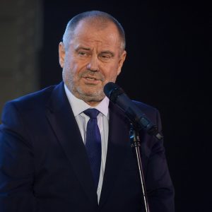 Rektor UW prof. Alojzy Z. Nowak podczas koncertu Teatru Hybrydy UW 