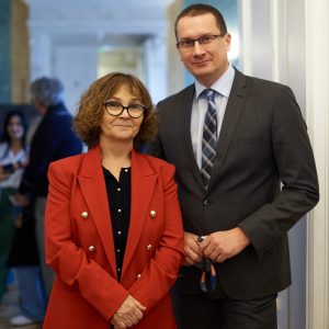 Prof. Elżbieta Wichrowska i prof. Hubert Kowalski podczas spotkania „Uniwersytet Warszawski dla Ukrainy, Ukraińcy dla Warszawy”. Fot. Mirosław Kaźmierczak/UW