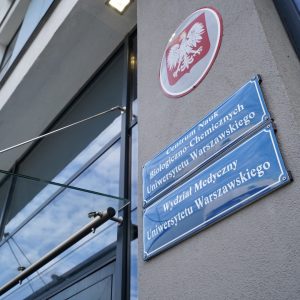 Odsłonięcie tabliczki „Wydział Medyczny Uniwersytetu Warszawskiego". Fot. M. Kaźmierczak/UW