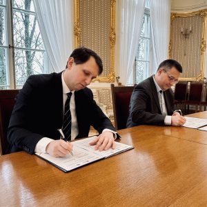 Podpisanie porozumienia między UW a Biurem Planowania Rozwoju Warszawy. Fot. Biuro Promocji UW
