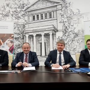 Podpisanie umowy między UW i Polskimi Elektrowniami Jądrowymi Sp. z o.o. Fot. M. Kaźmierczak/UW