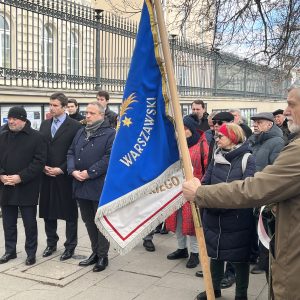 Uroczystość złożenia kwiatów pod tablicą upamiętniającą protest z 8 marca 1968 roku. Fot. Biuro Promocji UW