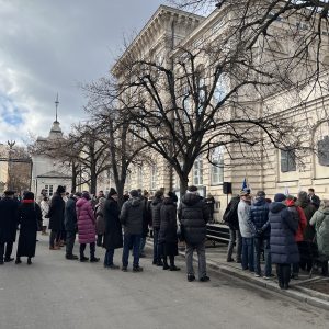 Uroczystość złożenia kwiatów pod tablicą upamiętniającą protest z 8 marca 1968 roku. Fot. Biuro Promocji UW