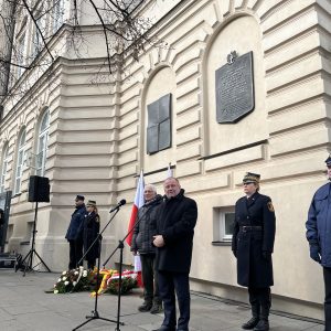 Uroczystość złożenia kwiatów pod tablicą upamiętniającą protest z 8 marca 1968 roku. Fot. Biuro Promocji UW