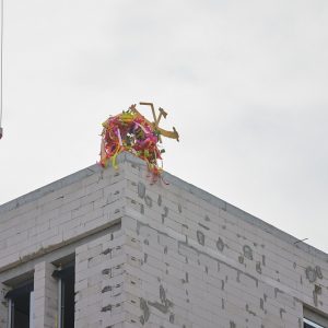 Zawieszenie wiechy na Domu Studenckim nr 7. Fot. Krystian Szczęsny/UW