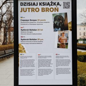 Wystawa „Dzisiaj książka, jutro broń” przed Starą Biblioteką UW. Fot. Facebook.com / Prorektor ds. studentów i jakości kształcenia UW