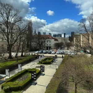 Wystawa „Dzisiaj książka, jutro broń / Unissued diplomas” przed Starą Biblioteką UW. Fot. Daiwa Maksimowicz