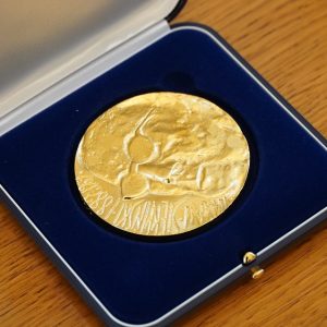Medal im. Wacława Sierpińskiego. Fot. Jarosław Skrzeczkowski/Biuro Promocji UW