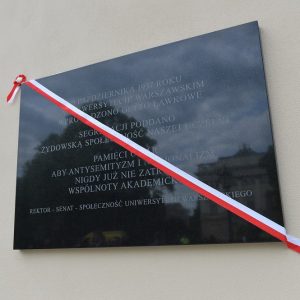 Odsłonięcie tablicy upamiętniającej Ofiary getta ławkowego. Fot. Mirosław Kaźmierczak/UW