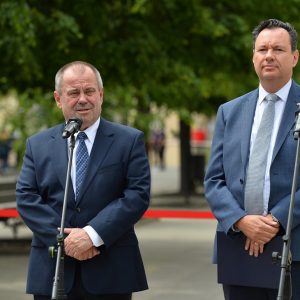 Odsłonięcie tablicy upamiętniającej Ofiary getta ławkowego. Fot. Mirosław Kaźmierczak/UW