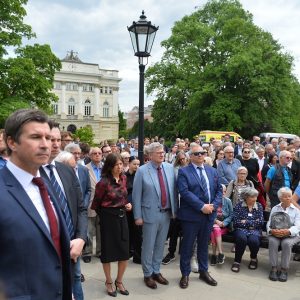 Odsłonięcie tablicy upamiętniającej Ofiary getta ławkowego. Fot. Mirosław Kaźmierczak/UW