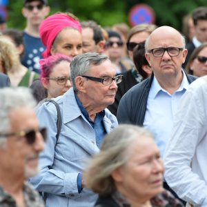 Odsłonięcie tablicy upamiętniającej Ofiary getta ławkowego. Fot. Mirosław Kaźmierczak/UW