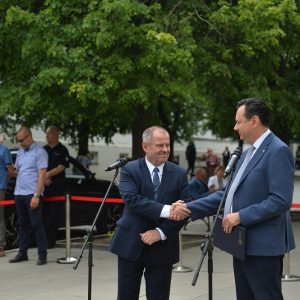 Odsłonięcie tablicy upamiętniającej Ofiary getta ławkowego. Fot. Mirosław Kaźmierczak/UW