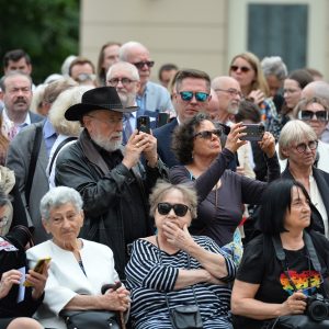 Odsłonięcie tablicy upamiętniającej Ofiary getta ławkowego. Fot. Mirosław Kaźmierczak/UW