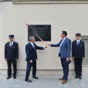 Odsłonięcie tablicy upamiętniającej Ofiary getta ławkowego. Fot. Mirosław Kaźmierczak/UW