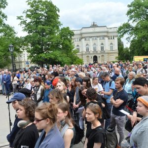 Odsłonięcie tablicy upamiętniającej Ofiary getta ławkowego. Fot. Mirosław Kaźmierczak/UW