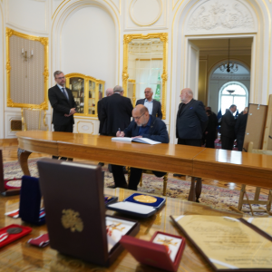 Wpisy do księgi kondolencyjnej w Sali Złotej Pałacu Kazimierzowskiego podczas uroczystości pożegnalnych prof. Włodzimierza Siwińskiego, rektora UW w latach 1993-1999. Fot. M. Kaźmierczak/UW