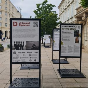 Wystawa „Unissued diplomas” przed Starą Biblioteką UW. Fot. Mykhailo Dashchenko