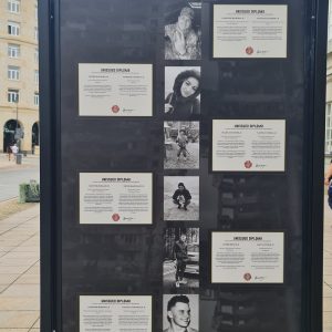 Wystawa „Unissued diplomas” przed Starą Biblioteką UW. Fot. Mykhailo Dashchenko