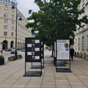 Wystawa „Unissued diplomas” przed Starą Biblioteką UW. Fot. Mykhailo Dashchenko