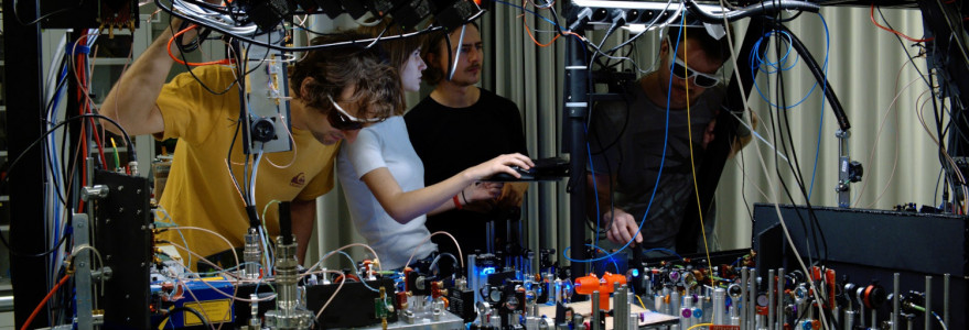 Zespół badaczy z Centrum Optycznych Technologii Kwantowych pracujący z urządzeniem. Od lewej dr hab. M. Parniak, U. Pylypenko, dr M. Mazelanik, S. Borówka. Fot. M. Lipka