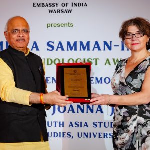 Wręczenie nagrody ICCR prof. Joannie Jurewicz / Źródło: Ambasada Indii w Warszawie