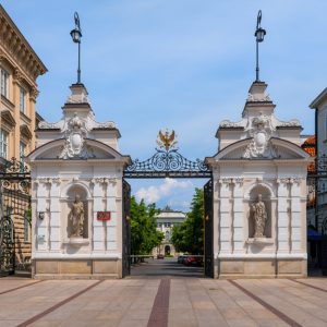 Brama Główna Uniwersytetu Warszawskiego. Zdjęcie pochodzi z aplikacji „Graj w polski”.