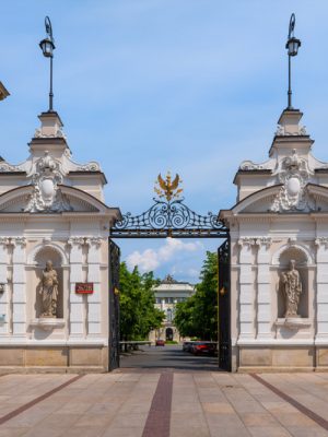 Brama Główna Uniwersytetu Warszawskiego. Zdjęcie pochodzi z aplikacji „Graj w polski”.