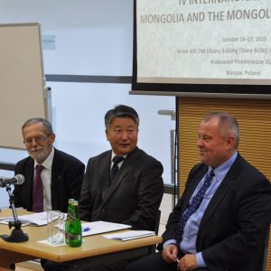 Od lewej prof. Piotr Taracha, dziekan Wydziału Orientalistycznego, Barkhasyn Dorj, ambasador Mongolii w Polsce, prof. Alojzy Z. Nowak, rektor UW. Źródło: Biuro Promocji UW