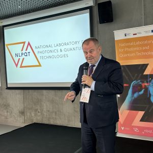 Prof. Alojzy Z. Nowak, rektor UW podczas konferencji podsumowującej projekt NLPQT. Fot. Biuro Promocji UW