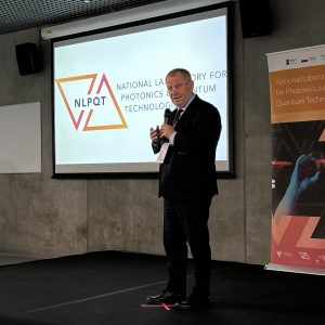 Prof. Alojzy Z. Nowak, rektor UW podczas konferencji podsumowującej projekt NLPQT. Fot. Biuro Promocji UW