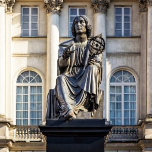 Pomnik Mikołaja Kopernika w Warszawie. Zdjęcie pochodzi z aplikacji „Graj w polski”.