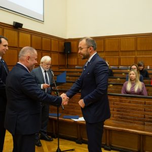 Uroczystość wręczenia Nagród Dydaktycznych Rektora UW. Na zdjęciu rektor UW z wyróżnionym dr. hab. Jakubem Górką. Fot. Mirosław Kaźmierczak/UW