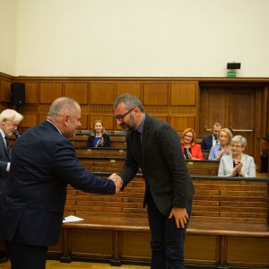 Uroczystość wręczenia Nagród Dydaktycznych Rektora UW. Na zdjęciu rektor UW z wyróżnionym dr. Rigelsem Halilim. Fot. Mirosław Kaźmierczak/UW