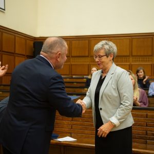 Uroczystość wręczenia Nagród Dydaktycznych Rektora UW. Na zdjęciu rektor UW z laureatką prof. Ewą Poboży. Fot. Mirosław Kaźmierczak/UW