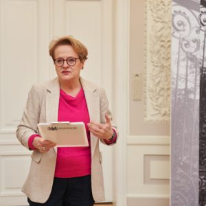 Prof. Katarzyna Kłosińska, kierownik zespołu badawczo-redakcyjnego Obserwatorium Językowego UW, przewodnicząca Komisji Konkursowej. Fot. Mirosław Kaźmierczak/UW