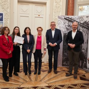 Gala wręczenia nagród w konkursie „Mapa warszawskich nazw”. Od lewej: prof. Elżbieta Wichrowska, dyrektor Centrum Badań nad Kulturą Warszawy UW, Aleksandra Kurczewska, laureatka III miejsca w kategorii „Najciekawszy opis nazwy”, prof. Ewa Krogulec, prorektor UW ds. rozwoju, prof. Katarzyna Kłosińska, przewodnicząca Komisji Konkursowej, dziennikarz Artur Andrus, Jacek Sztolcman, kierownik Centrum Współpracy i Dialogu UW. Fot. Mirosław Kaźmierczak/UW