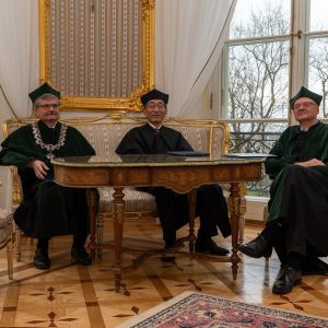 Uroczystość nadania tytułu doktora honoris causa UW prof. Hideo Ohno. Od lewej: prof. Dariusz Wasik, dziekan Wydziału Fizyki, prof. Hideo Ohno i prof. Andrzej Twardowski. Fot. UW