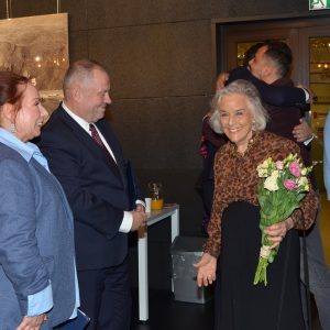 Spotkanie z rodziną Andrzeja Panufnika w BUW. Od lewej: dr hab. Jolanta Talbierska, p.o. dyrektora BUW, prof. Alojzy Z. Nowak, rektor UW, oraz lady Camilla Jessel-Panufnik. Źródło: Oddział Promocji BUW