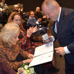 Prof. Alojzy Z. Nowak, rektor UW, wręcza rodzinie Andrzeja Panufnika Medal Uniwersytetu Warszawskiego. Źródło: Oddział Promocji BUW