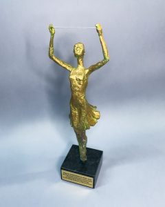 Statuetka przyznawana w konkursie StRuNa. Źródło: Profil Wydziału Fizyki UW na Facebooku