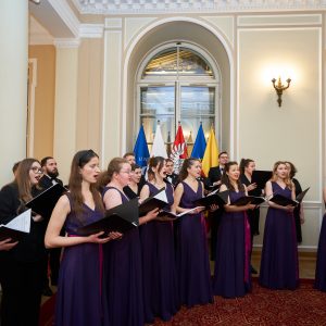 Występ Chóru UW podczas konferencji podsumowującej program „UW dla Ukrainy”. Fot. Mirosław Kaźmierczak/UW