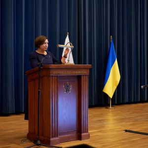 Dr hab. Gabriela Grotkowska, dziekan Wydziału Nauk Ekonomicznych UW podczas konferencji podsumowującej program „UW dla Ukrainy”. Fot. Mirosław Kaźmierczak/UW